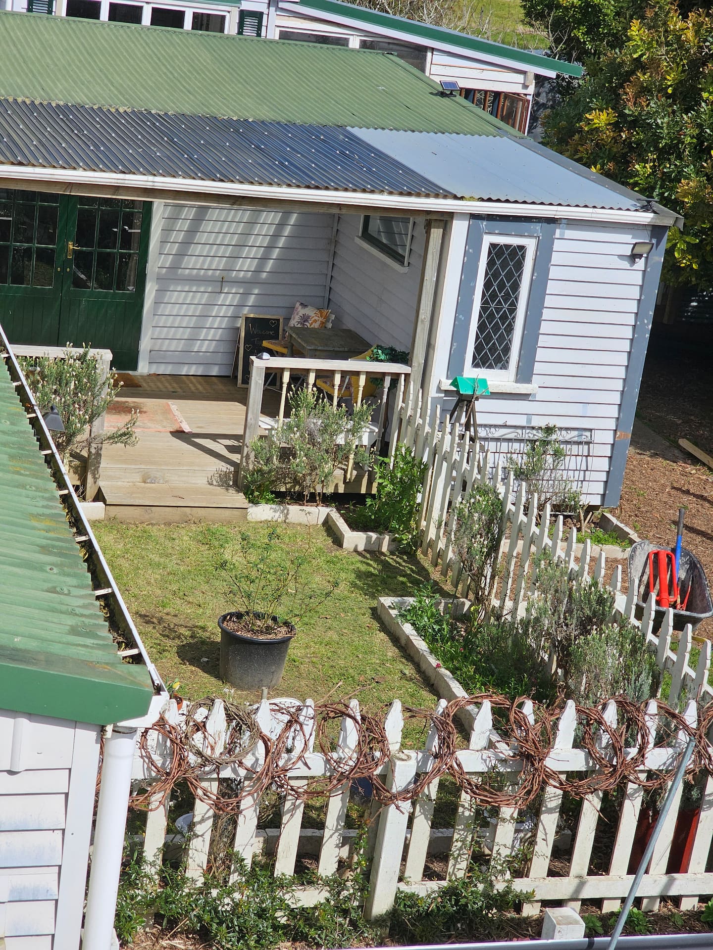Bohemian Farm Chic Cottage.

 Flower Farm Stay 5