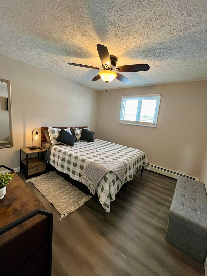 Chumba cha kulala namba 1, Kitanda aina ya Queen chenye mashuka ya kifahari kwenye godoro la starehe la sponji ya kumbukumbu. 