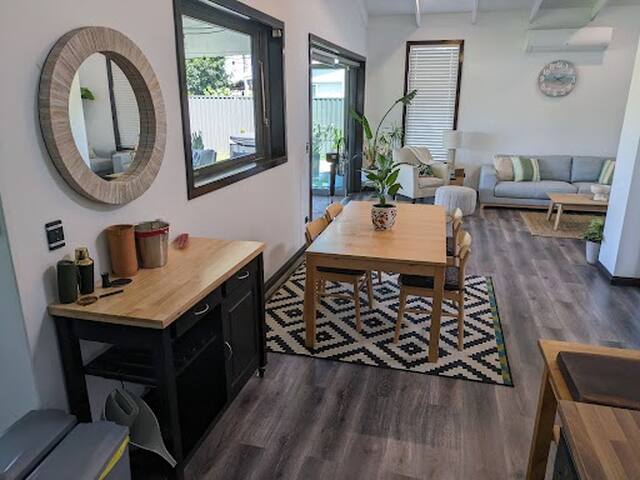 Mooloolaba Waterfront – 4 Bed Modern Pontoon Place gallery image 5