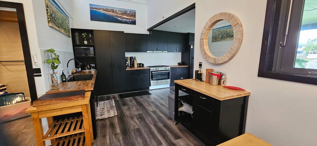 Mooloolaba Waterfront – 4 Bed Modern Pontoon Place gallery image 4