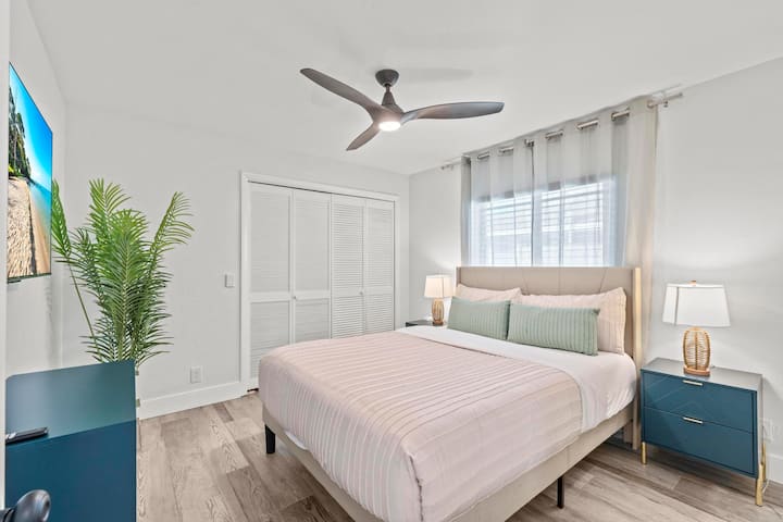 Dormitorio encantador: espacio luminoso con una decoración elegante y vistas, ¡perfecto para tu escapada soleada!