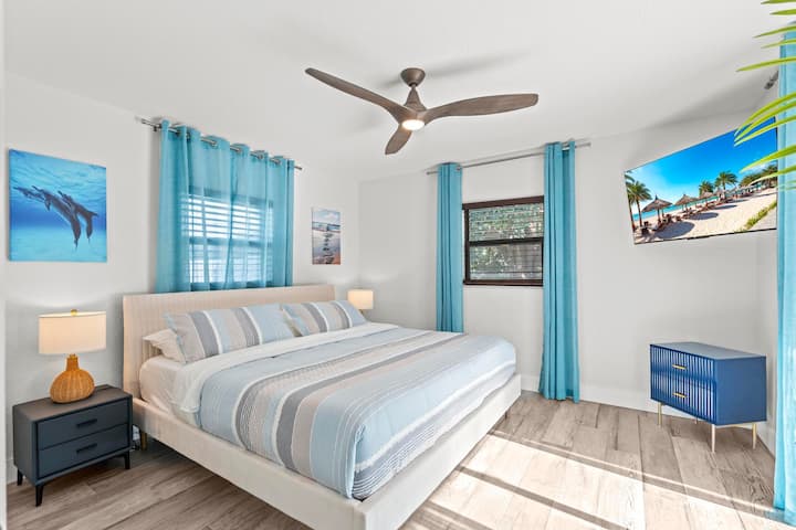 Retiro en el dormitorio: ¡habitación luminosa con vistas a la piscina, decoración elegante y comodidades modernas para una relajación perfecta!