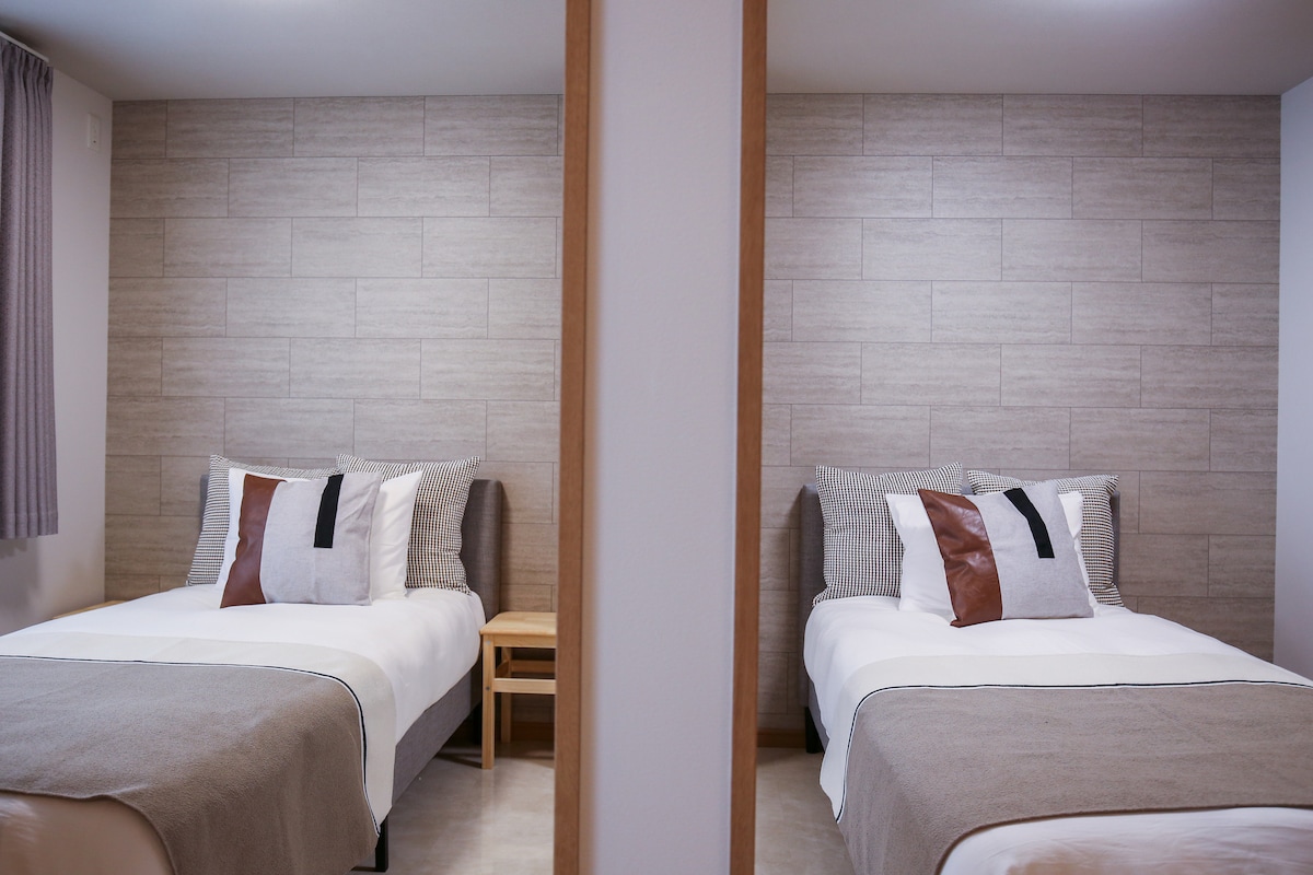 El dormitorio 1 (izquierda) y el dormitorio 2 (derecha) se pueden dividir por partición.

Todas las camas son individuales (97 cm x 195 cm).