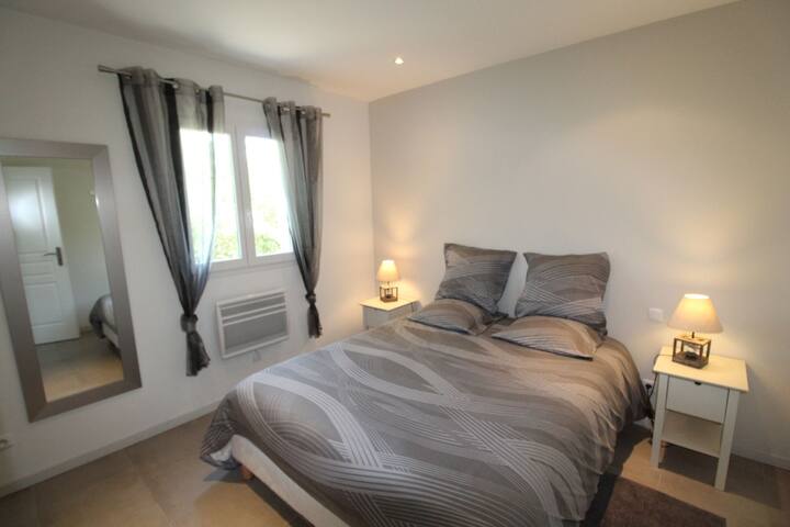 Спална соба на приземје, Le neflier