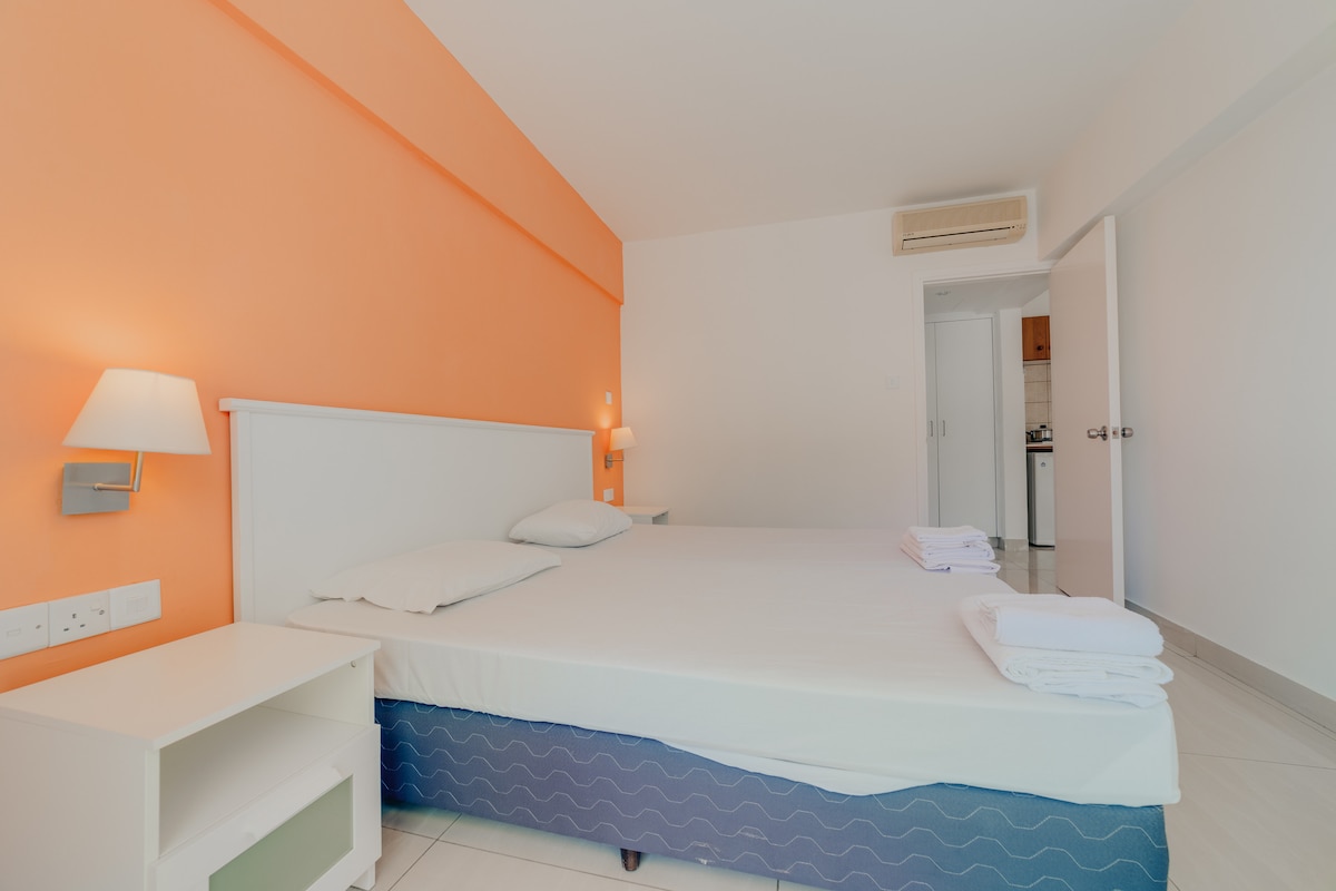 2 единични легла във всеки апартамент, с чисто спално бельо и кърпи за баня.