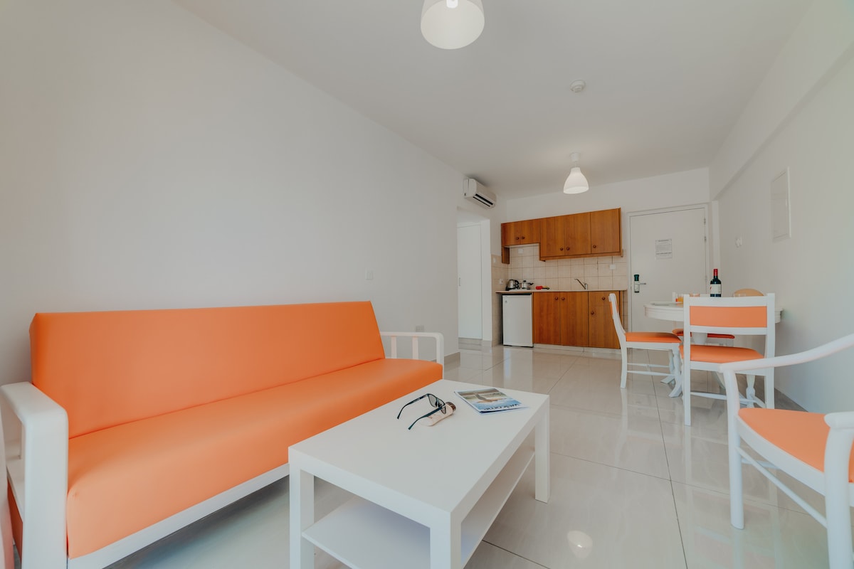 Всекидневна, трапезария и кухненски бокс във всеки апартамент.