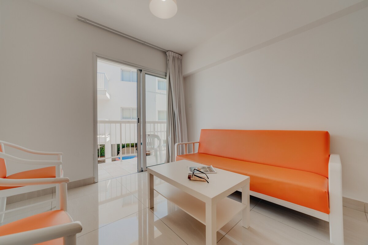 Разтегателен диван за 1 човек във всеки апартамент.