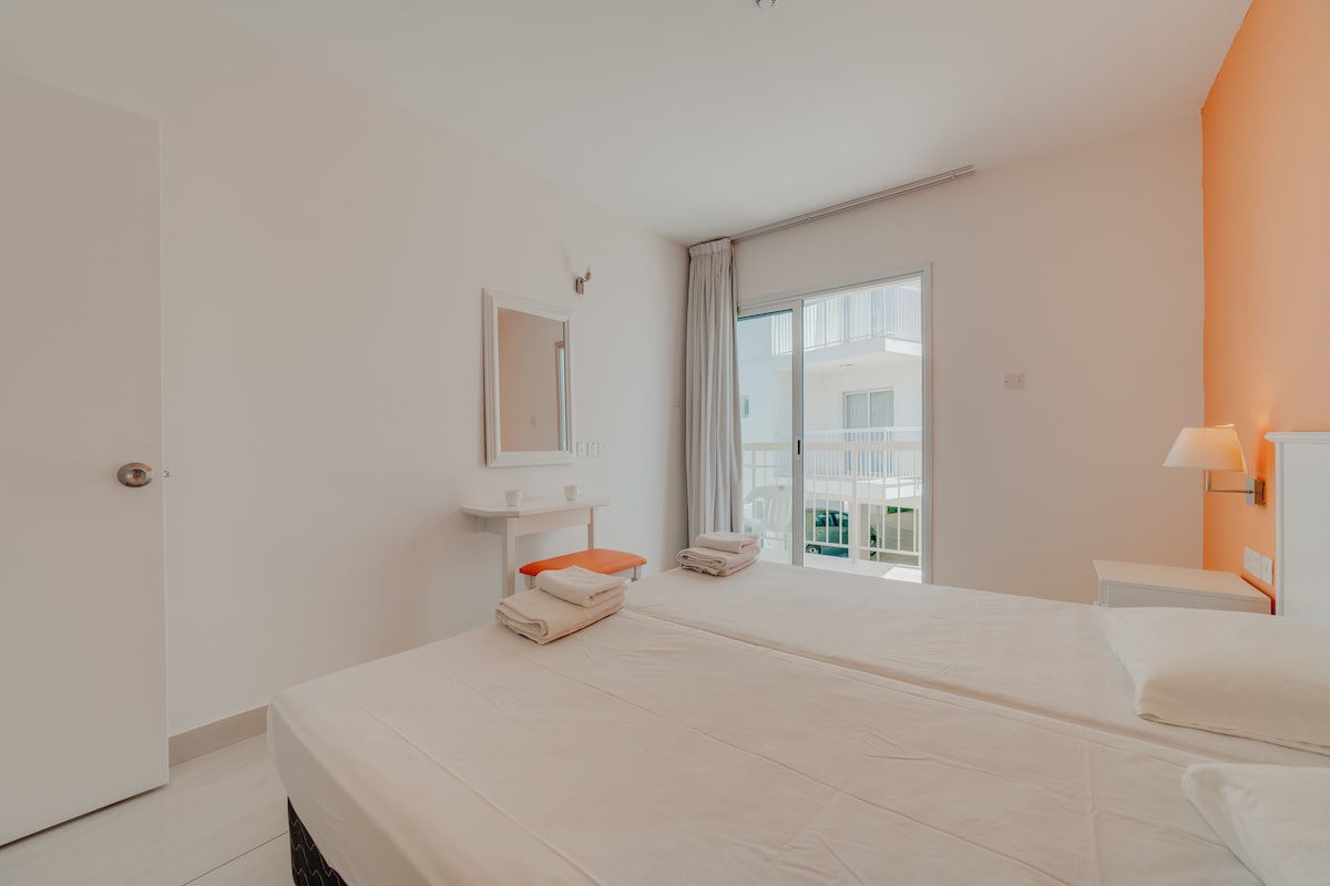 Всеки апартамент има една спалня с балконска врата или прозорец.