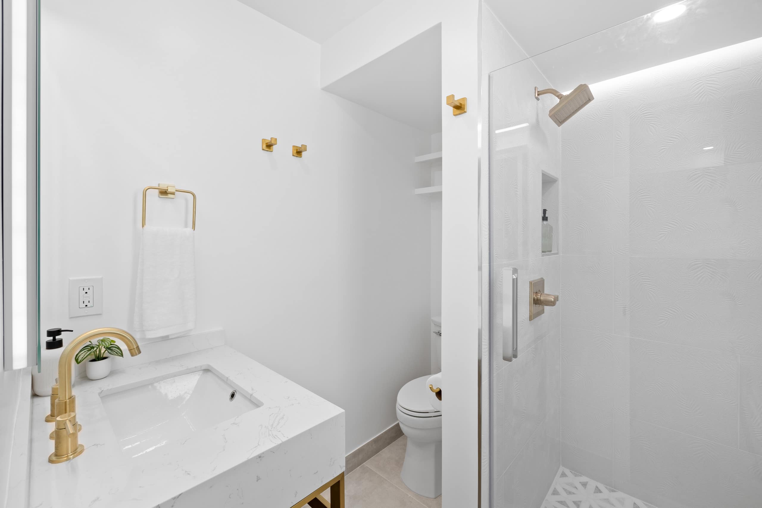 Condo in Honolulu · ★4.91 · 2 bedrooms · 5 beds · 2 private baths - Image 31