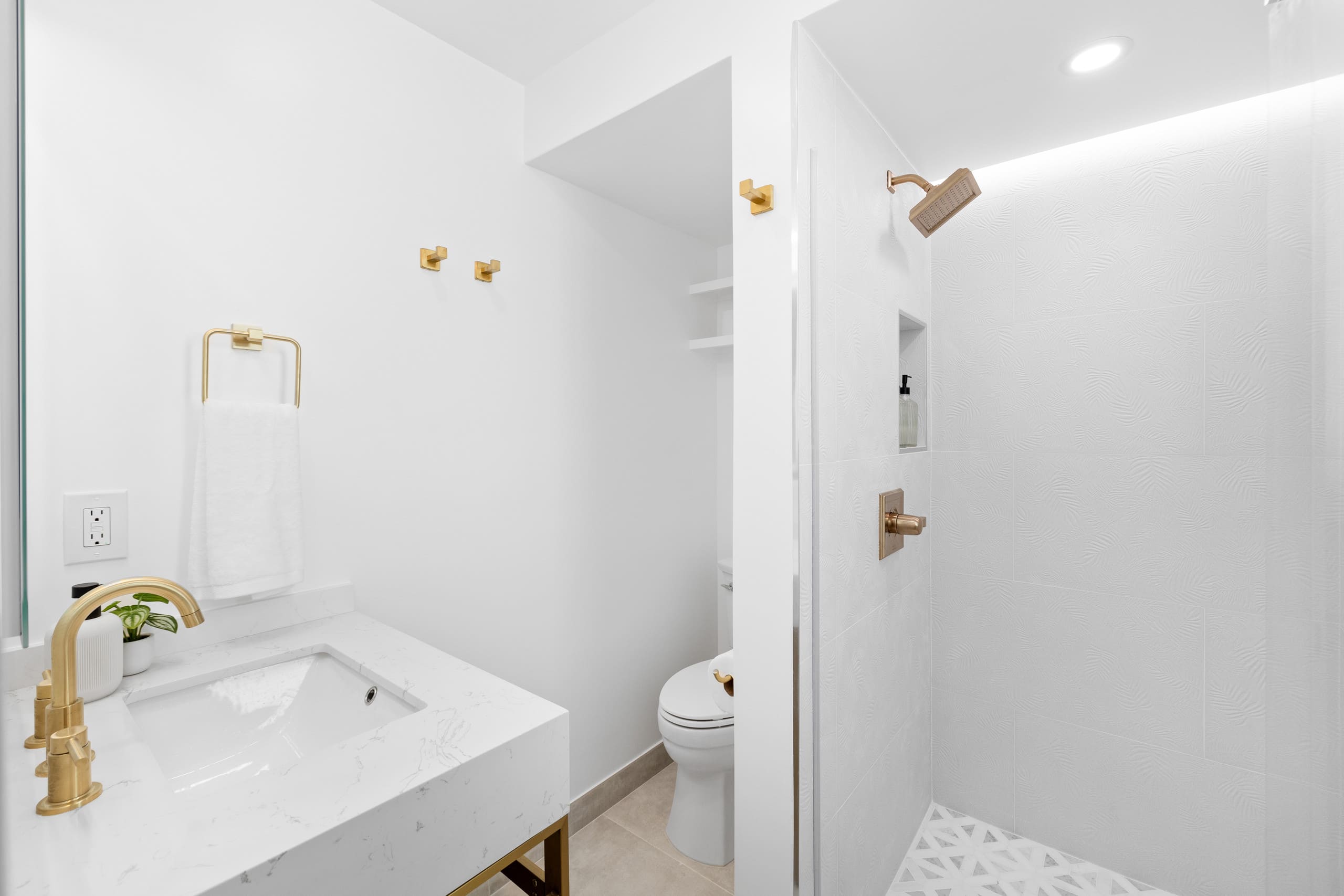Condo in Honolulu · ★4.91 · 2 bedrooms · 5 beds · 2 private baths - Image 33