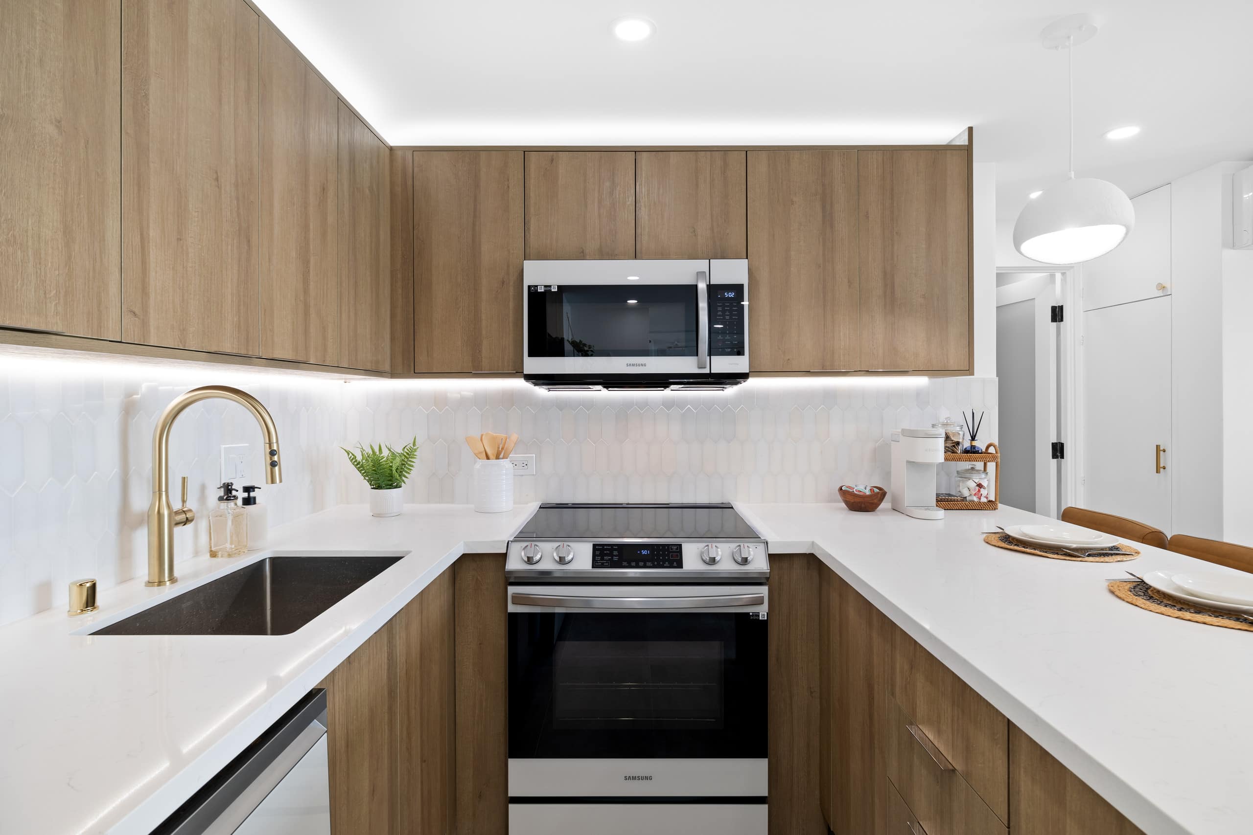 Condo in Honolulu · ★4.91 · 2 bedrooms · 5 beds · 2 private baths - Image 15