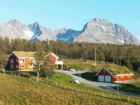 Lofted log house by the Lyngen Alps