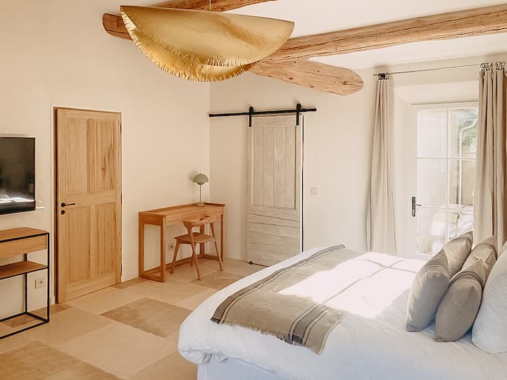 Hlavný apartmán „Iris“ s
Veľká manželská posteľ 180 x 200 cm premeniteľná na samostatné postele
Terasa Nezávislá šatníková kancelária
 
s terasovým nábytkom
Kúpeľňa s vaňou a sprchovacím kútom 
Samostatné WC 
TV s klimatizáciou