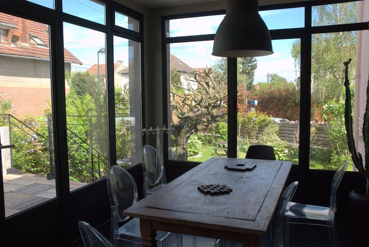 Maison Avec Jardin Et Terrasse. - Garches