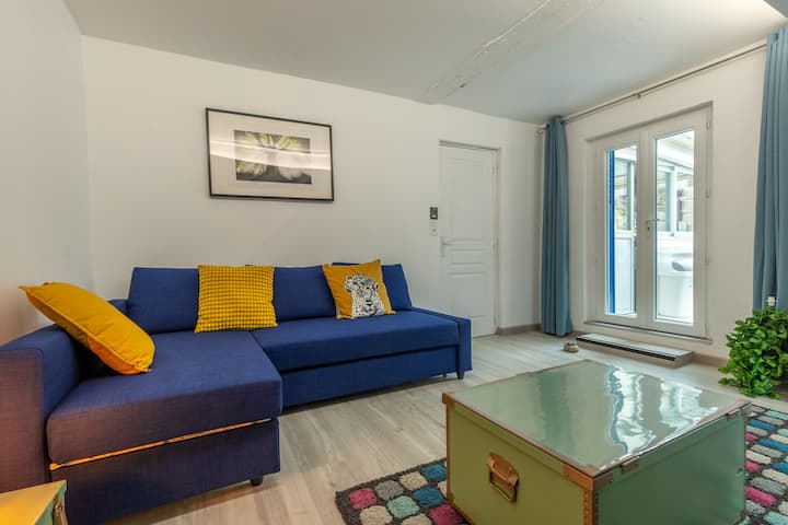 მისაღები ოთახი ორი კომფორტული დივნითაა აღჭურვილი, რომელთაგან ერთ‑ერთი გასაშლელია. მყუდრო სივრცე, სადაც შეგიძლიათ განიტვირთოთ და დაისვენოთ ღირსშესანიშნაობების დათვალიერების შემდეგ.