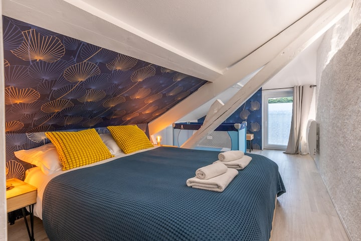 კომფორტული ორადგილიანი საძინებელი, რომელშიც არის დასაკეცი საწოლი ბავშვისთვის. სასიამოვნო და ფართო საცხოვრებელი, რომელშიც არის სამუშაო მაგიდა მშვიდად მუშაობისთვის.