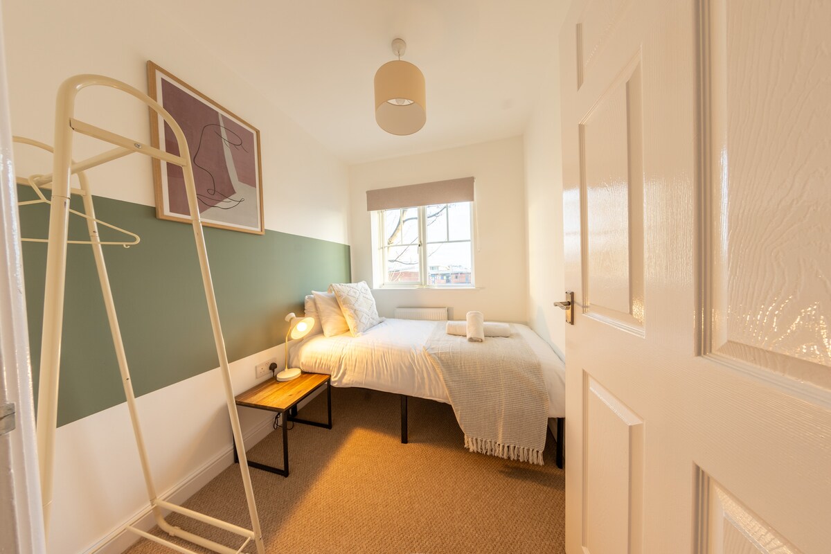 ห้องนอน 3 มีเตียงเดี่ยวพร้อมผ้าปูที่นอนใหม่และผ้าเช็ดตัวให้