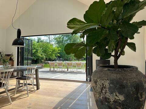 Architect-designed summer house
