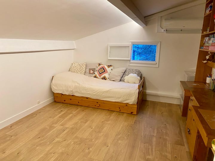 Спална соба 5 деца со 3 единечни кревета (вклучувајќи 1 кревет во фиока со нозе)