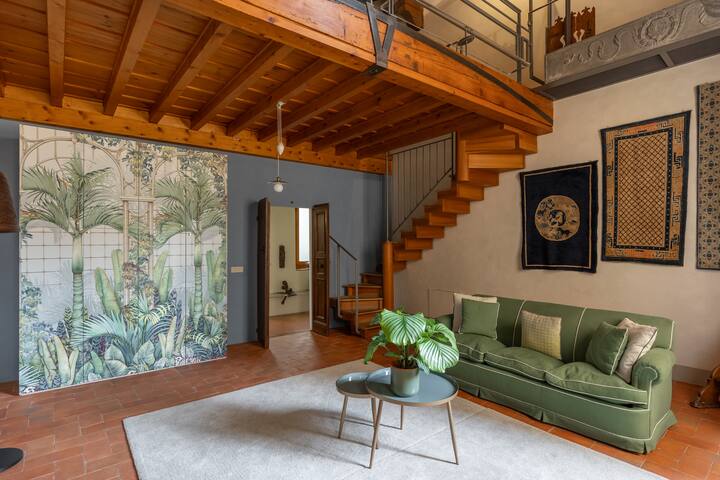 Old Bridge unique large artful apartment/lift gallery image 5