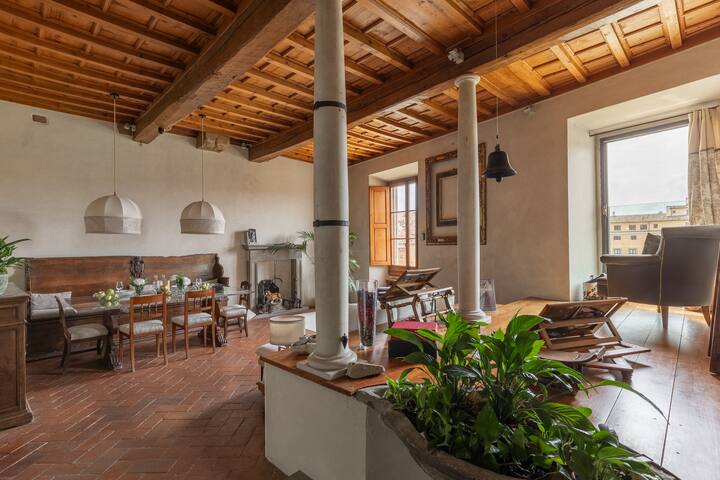 Old Bridge unique large artful apartment/lift gallery image 3