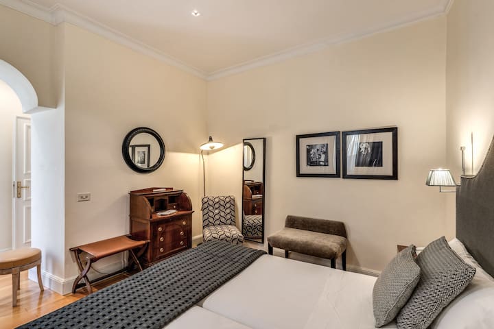 Via Napoli Apartment, Rome [Central, Repubblica] gallery image 5