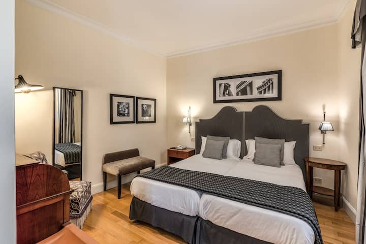 • Спалня със самостоятелна баня • 2 единични легла •  Климатик •  Спално бельо • Ютия • Закачалки за съхранение на дрехи • Допълнителни възглавници и одеяла