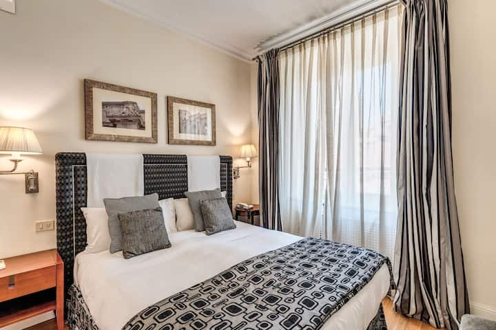 • Спалня със самостоятелна баня • Двойно легло • Климатик • Спално бельо • Ютия • Закачалки за съхранение на дрехи • Допълнителни възглавници и одеяла