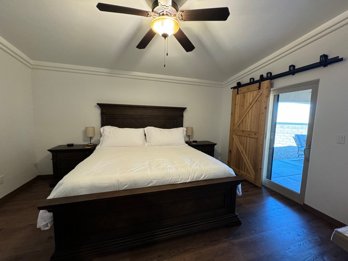 Пристап до поплочен двор преку лизгачка врата на штала