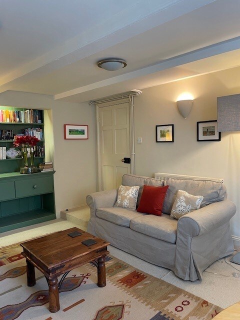 Popular Airbnb listing: Cosy flat in central location in Cheltenham in Leckhampton With Warden Hill
