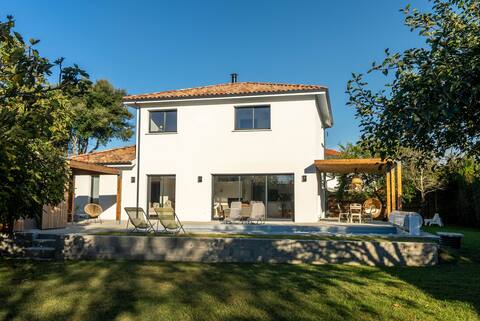 Villa + piscine 10min des plages