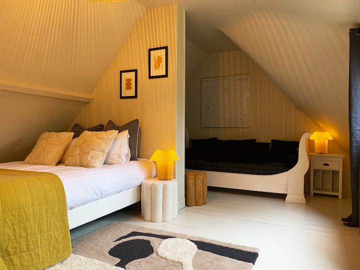 ห้องนอนชั้นบนพร้อมเตียงควีนไซส์และเตียงเดี่ยว