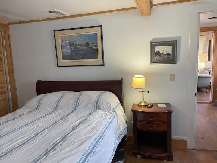 Dormitorio principal en el piso principal a la izquierda de la puerta de entrada.