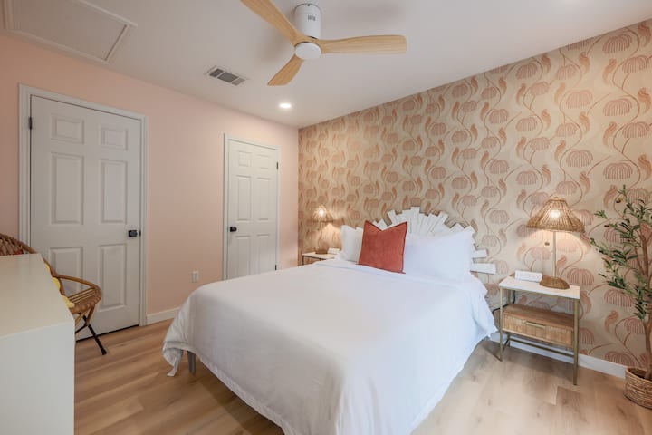 Toto je manželská posteľ veľkosti Queen, ktorá sa nachádza hore schodmi vľavo. 