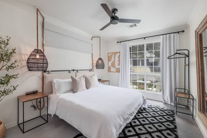 Toto je hlavná spálňa s jednou manželskou posteľou. 