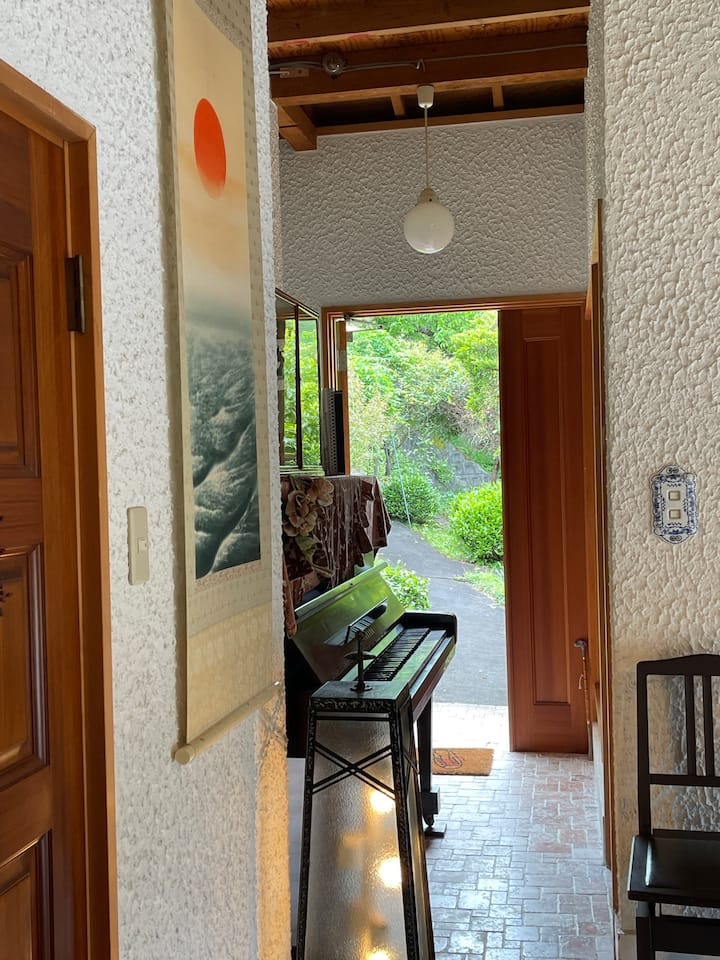 Shtëpia e miqve është hyrja.
Nga kudo në dhomë, gjelbërimi i pemëve dhe qiellit, bluja e detit dhe peizazhi natyror si bluja e detit.