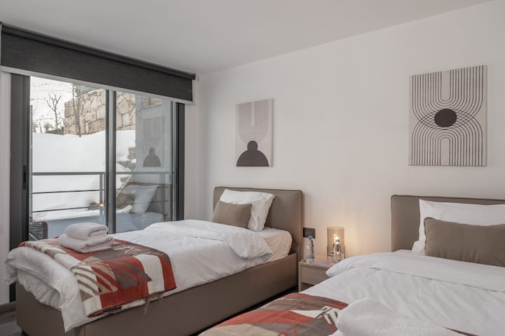 חדר שינה עם 2 מיטות יחיד ומרפסת