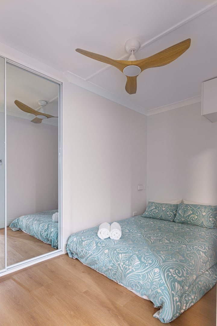 Jifunze na kitanda cha Queen na milango ya kabati yenye vioo