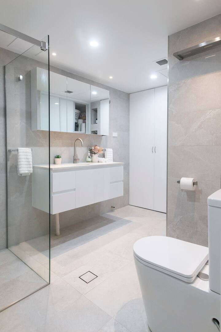 Newly renovated Sydney apartment with car space