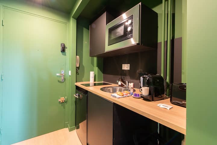 Jungle Room - Jacuzzi, Sauna & Vidéo-projecteur - Cannes