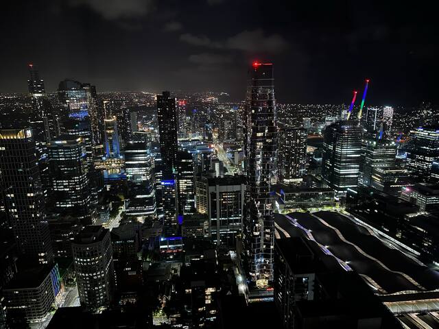 CBD Apt- 2Bed 2Bath – VIEWS – Pulsing Heart of MEL
