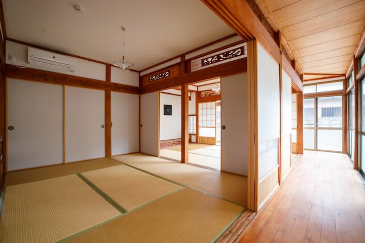 C'est un bâtiment ancien, mais c'est un espace confortable.