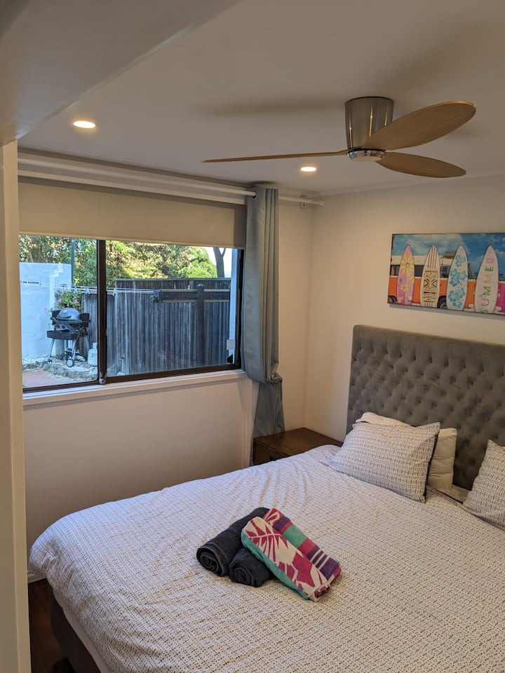 Veliki bračni krevet i potpuno nova posteljina. Veliki ormar, vješalice i ogledalo. Potpuno novi stropni ventilator. Morski povjetarac dolazi kroz prozor. Mozzie mreže na prozoru. Ako želite, vrata vode do spavaće sobe.