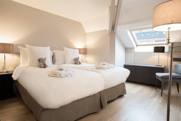 4 Bedroom Apartment Partial Eiffel Tower View