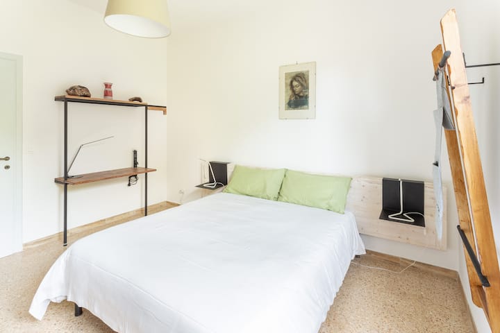 חדר שינה זוגי עם נוף לגינה