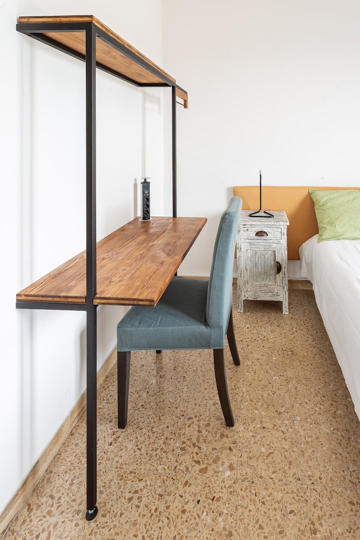 חדר שינה זוגי עם נוף לאגם