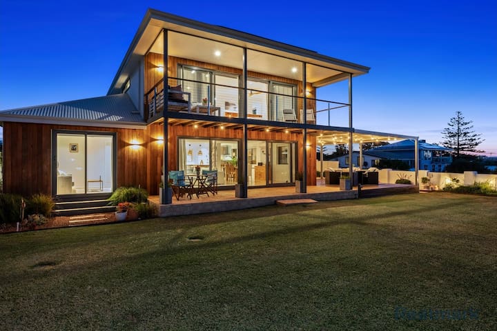 Stunning Falcon beach house with epic ocean views gallery image 2