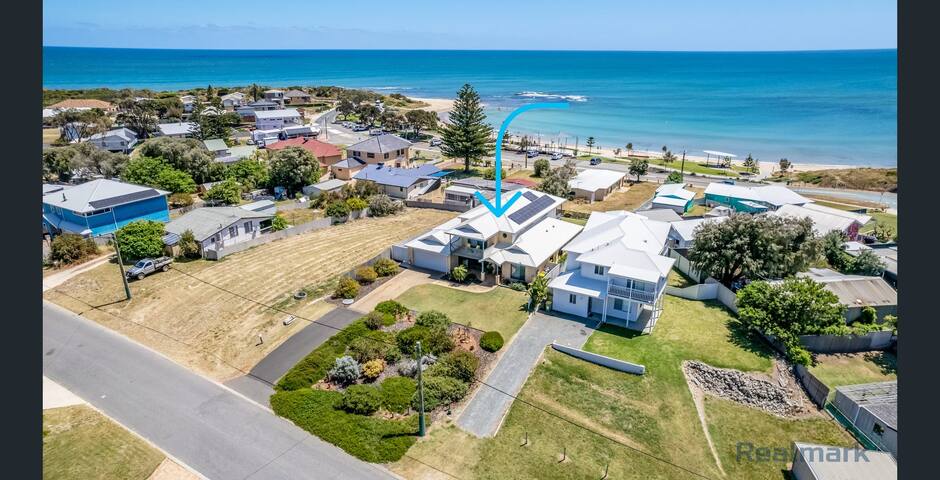 Stunning Falcon beach house with epic ocean views gallery image 4