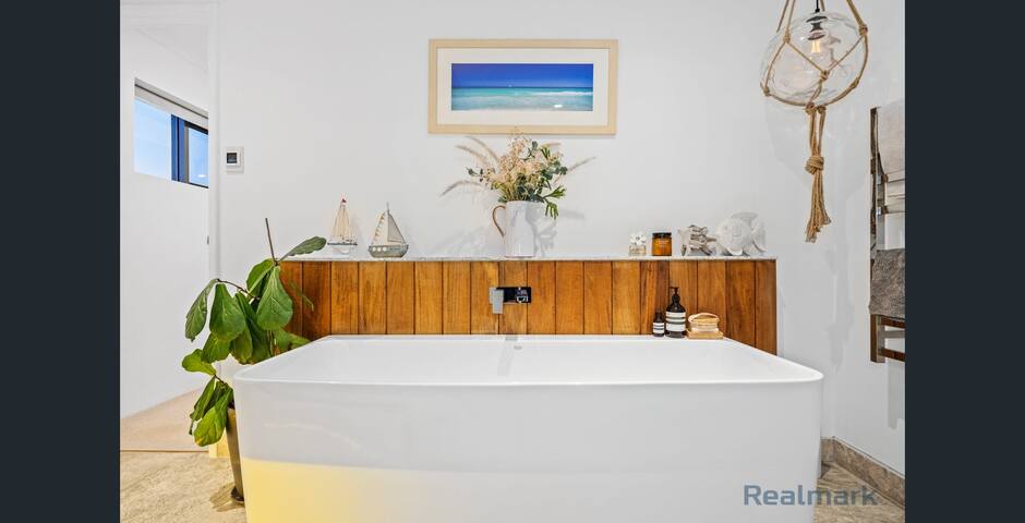 Stunning Falcon beach house with epic ocean views gallery image 5