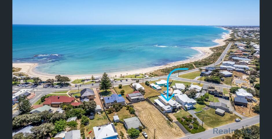 Stunning Falcon beach house with epic ocean views gallery image 3